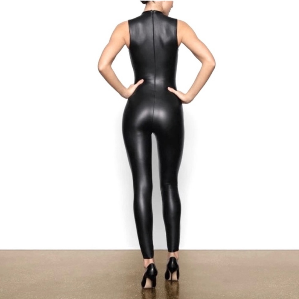 SKIMS faux leather cat suit XS

I only have 2 left in stock